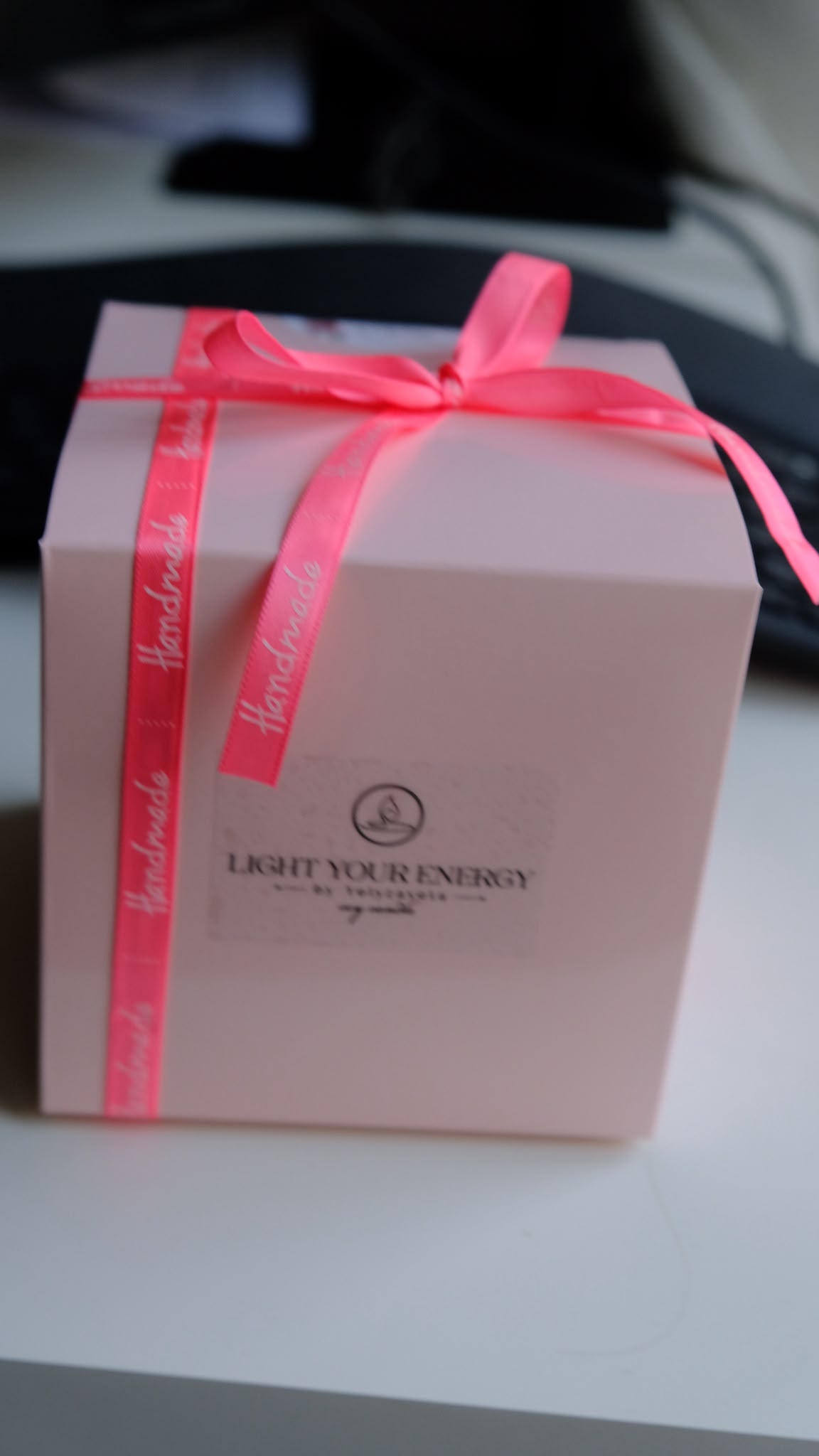 Rosa Geschenkbox mit Light Your Energy Logo und pinker Handmade-Schleife