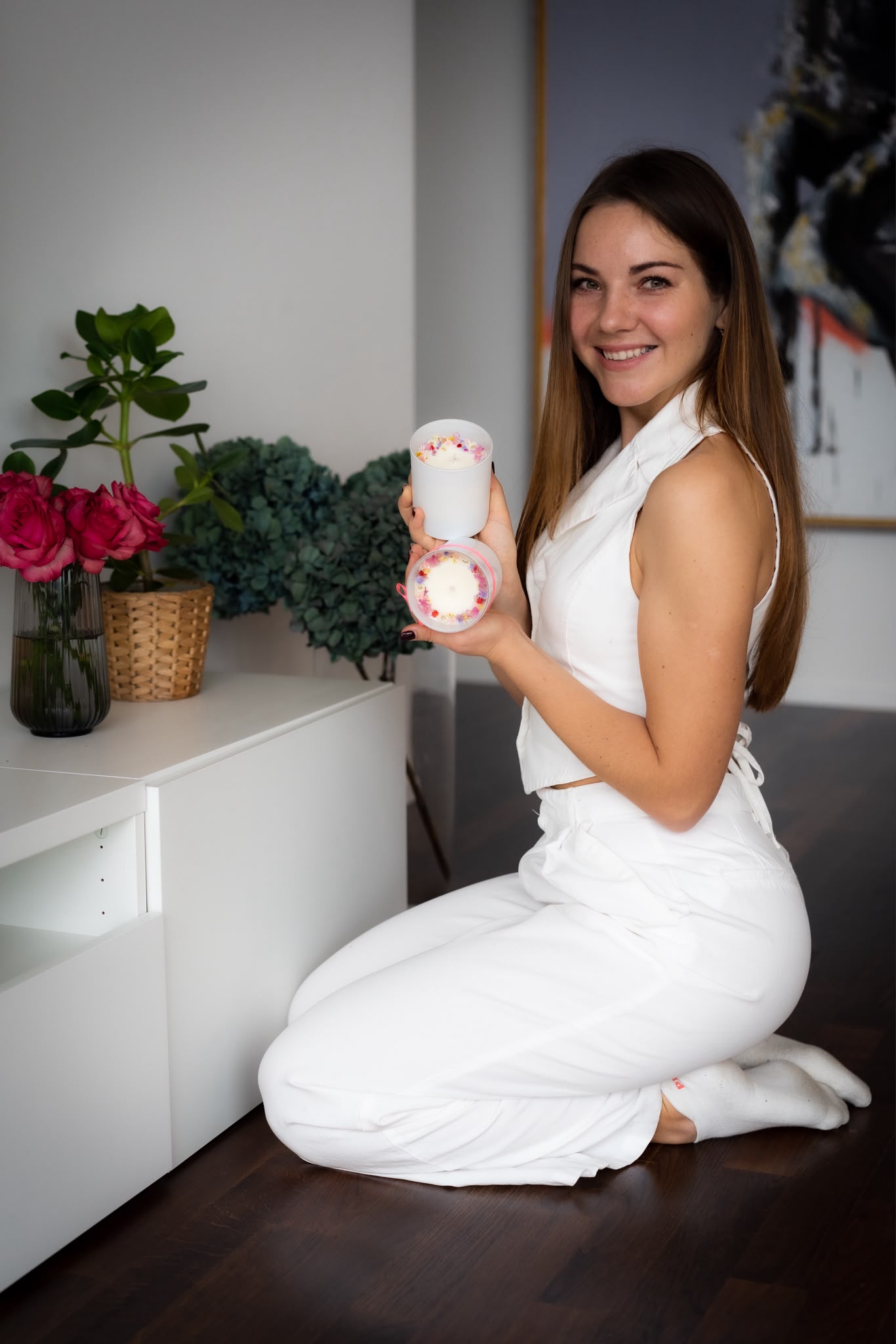 Yelyzaveta präsentiert zwei handgemachte Light Your Energy Kerzen
