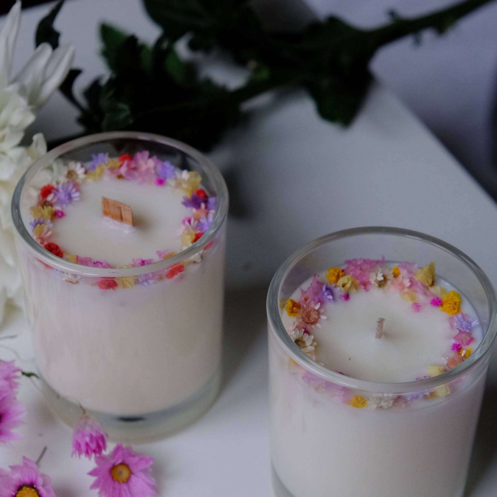 Zwei fertige Light Your Energy Kerzen nebeneinander